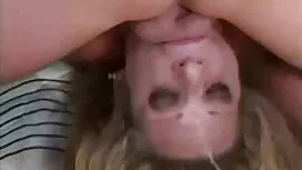 Le mec baise la salo ...