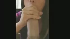 Un homme se détend g ...