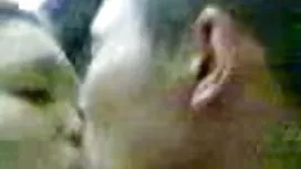 Jouer avec la chatte ...