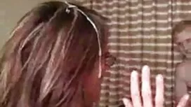 Rousse Alisha joue a ...